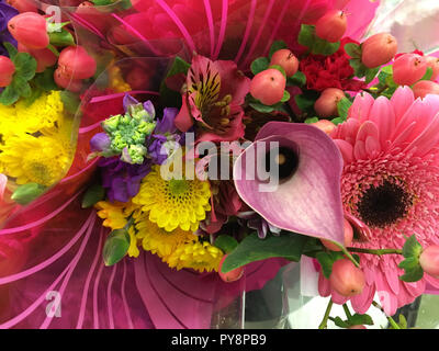 Close up contexte Vue d'un bouquet de belles fleurs fraîches coupées dans des couleurs rose, rouge et jaune Banque D'Images