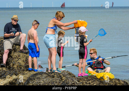 Famille à la station à Herne Bay, Kent, Angleterre du Sud-Est, Royaume-Uni. Banque D'Images