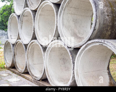 Rangée de tuyaux en béton pour la construction de bâtiments industriels. Banque D'Images