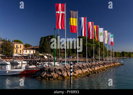 Drapeaux sur le port à Bardolino, sur le lac de Garde, Italie Banque D'Images