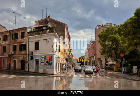 À l'intérieur de ville de Pula, Croatie, après la pluie Banque D'Images