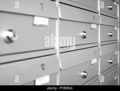 Les boîtes en aluminium. Idéal pour des concepts tels que la sécurité, la communication d'entreprise et plus encore. Shallow DOF. Banque D'Images