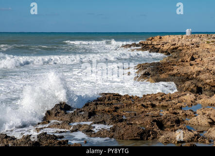 Les gens regardent comme de grandes vagues s'écraser sur le rivage près de château de Paphos, Paphos, Chypre Banque D'Images