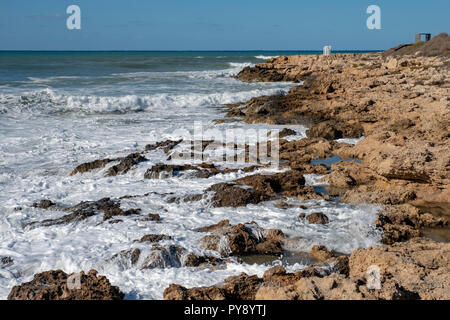 Les gens regardent comme de grandes vagues s'écraser sur le rivage près de château de Paphos, Paphos, Chypre Banque D'Images
