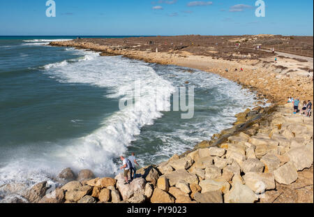 Les gens regardent comme de grandes vagues s'écraser sur le rivage près de château de Paphos, Paphos, Chypre Banque D'Images