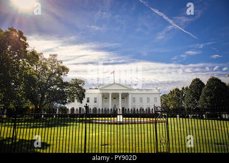 Une vue sur la pelouse nord de la Maison Blanche à Washington, DC le long d'une journée d'octobre. Banque D'Images