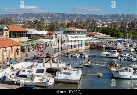 Une vue de zone touristique et port de Paphos, Paphos, Chypre. Banque D'Images