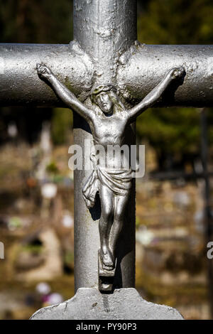 Closeup shot metal crucifix sur une croix au cimetière Banque D'Images