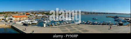 Une vue de zone touristique et port de Paphos, Paphos, Chypre. Banque D'Images
