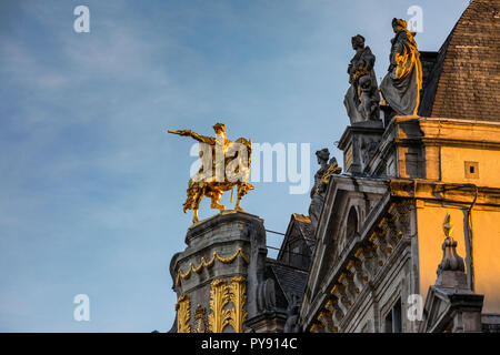 Bruxelles Grand Place façade, statue de Charles de Lorraine sur la maison L'ARBRE D'Or Banque D'Images