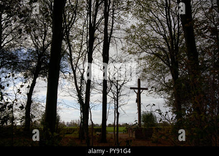 Calvaire marquant l'emplacement d'un des puits français tombe sur le champ de bataille d'Agincourt en France Banque D'Images