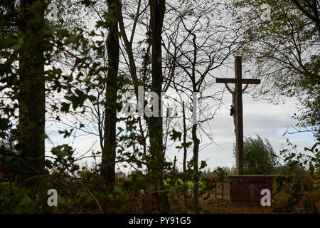 Calvaire marquant l'emplacement d'un des puits français tombe sur le champ de bataille d'Agincourt en France Banque D'Images