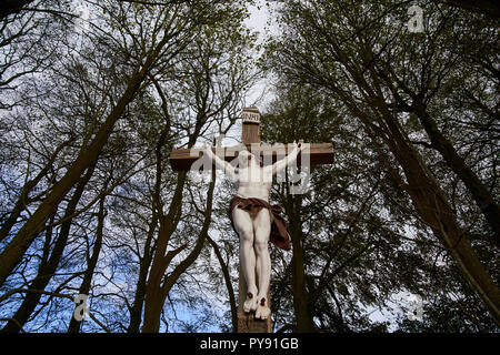 Calvaire marquant l'emplacement d'un des puits français tombe sur le champ de bataille d'Agincourt en France Banque D'Images