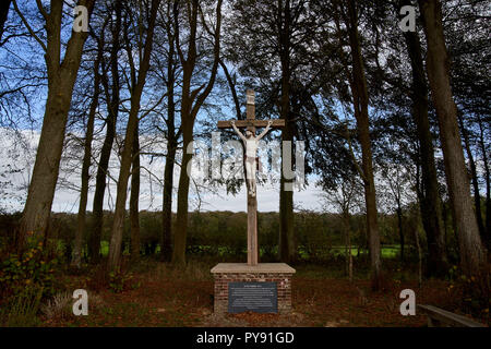 Calvaire marquant l'emplacement d'un des puits français tombe sur le champ de bataille d'Agincourt en France Banque D'Images