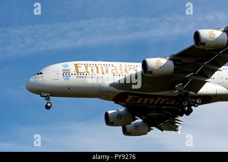 Unis Airbus A380 à l'atterrissage à l'aéroport de Birmingham, UK (A6-EOY) Banque D'Images