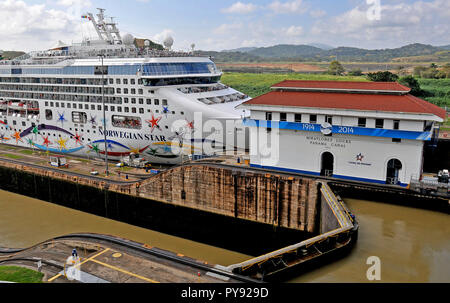 Norvegian Star bateau de croisière à Miraflores locks de canal de Panama Banque D'Images