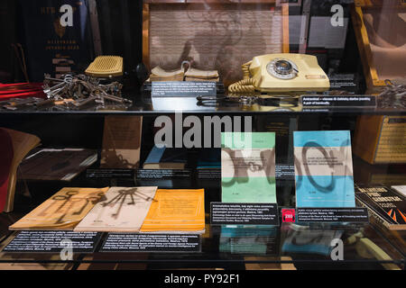 Musée de Vilnius de victimes du génocide, vue d'un affichage dans le musée montrant l'équipement de surveillance et d'artefacts soviétique, la Lituanie. Banque D'Images