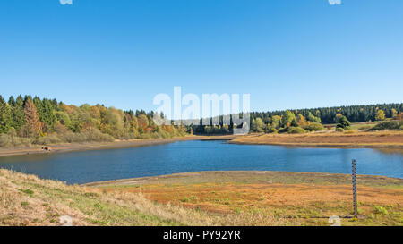 Lake "Mittlerer Pfauenteich' dans les montagnes du Harz, en Allemagne, avec un faible niveau d'eau à cause d'un été sec. Banque D'Images