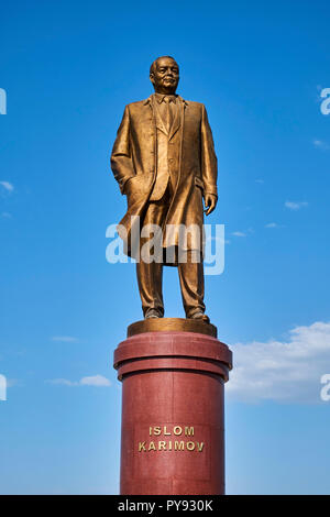 L'Ouzbékistan, Samarkand, UNESCO World Heritage, Islom Karimov statue Banque D'Images