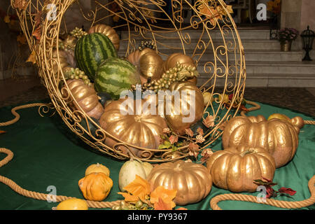 Image de la citrouille d'or pastèque et raisins sur une grande table Banque D'Images