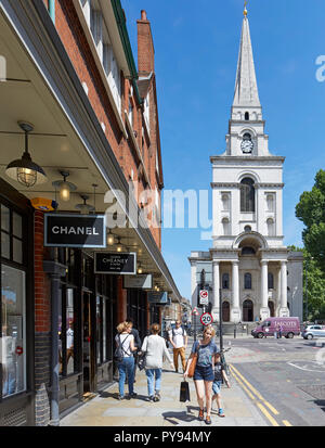 Vieux Marché de Spitalfields vers Christ Church conçu par Nicholas Hawksmoor. Stock d'architecture, Londres, Royaume-Uni. Architecte : NA , 2017. Banque D'Images