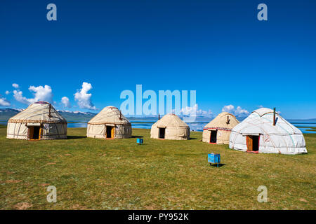 Le Kirghizistan, province de Naryn, chanson, lac Kol Kirghiz Nomad's camp de yourte Banque D'Images