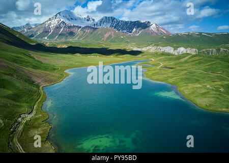 Le Kirghizistan, la province, Alaï vallée, Tolpur lake, camp de base du pic Lenine, vue aérienne Banque D'Images