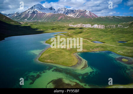 Le Kirghizistan, la province, Alaï vallée, Tolpur lake, camp de base du pic Lenine, vue aérienne Banque D'Images