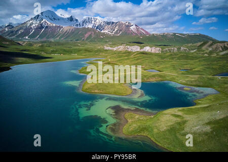 Le Kirghizistan, la province, Alaï vallée, Tolpur lake, camp de base du pic Lenine, vue aérienne Banque D'Images