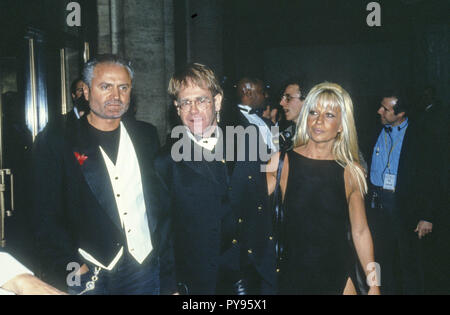 Gianni Versace, Elton John, Donatella Versace Â© d''GRANATAIMAGES : Gianni Versace, Elton John, Donatella Versace Lorsque : Italy Quand : 17 mars 2009 Credit : IPA/WENN.com **Uniquement disponible pour publication au Royaume-Uni, USA, Allemagne, Autriche, Suisse** Banque D'Images