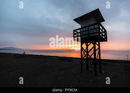 Lever du soleil sur la plage de Motril, en Espagne, en octobre. Banque D'Images