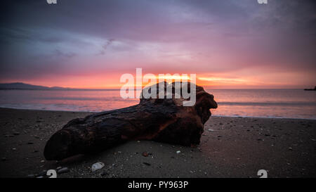 Lever du soleil sur la plage de Motril, en Espagne, en octobre. Banque D'Images