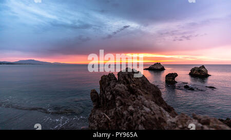 Lever du soleil sur la plage de Motril, en Espagne, en octobre. Banque D'Images