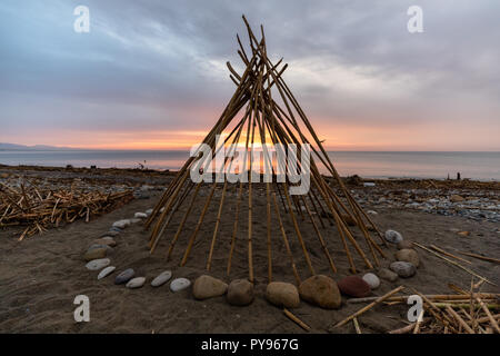 Lever du soleil sur la plage de Motril, en Espagne, en octobre. Banque D'Images