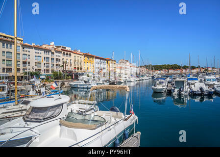 Les bateaux de plaisance à marina / yacht basin à Port-Vendres, port de pêche méditerranéen le long de la Côte Vermeille, Pyrénées-Orientales, France Banque D'Images