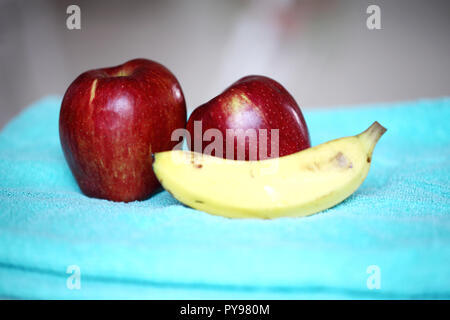 Deux pommes rouges et une poire Banque D'Images