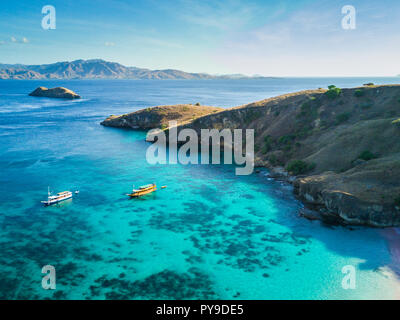 Drone abattu de 2 bateaux ancrés sur la côte de Pulau Padar, Indonésie, juste en face de plage rose Banque D'Images