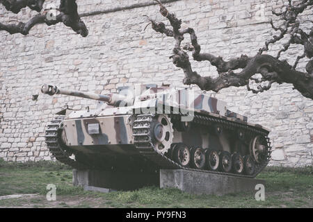 Belgrade, Serbie - 31 mars 2018 : véhicule de combat blindé allemand tank destroyer StuG III F à partir de la Seconde Guerre mondiale en face des musées militaires Banque D'Images