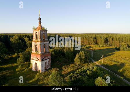 Le clocher de l'église de Saint Nicolas le Wonderworker dans le village d'Argunovo. Région de Moscou de la Russie. Banque D'Images