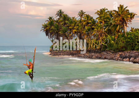 Pêcheur sur pilotis à Galle, au Sri Lanka. Banque D'Images