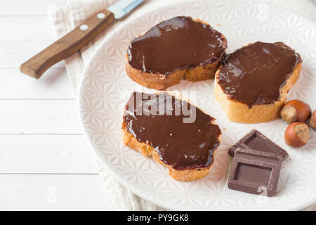 Des sandwichs avec chocolat noisettes sur la plaque Banque D'Images