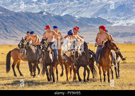 Les gens jouent le jeu cheval nomades connus sous le nom de Buzkashi ou Kokpar, à Issyk Kul, Kirghizistan Banque D'Images