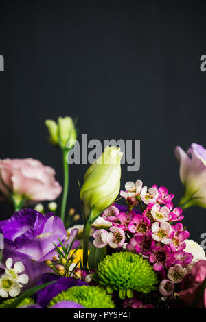 Bouquet avec beaucoup de fleurs différentes sur fond de bois. Faible profondeur de champ. Banque D'Images