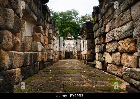 Intérieur de la galerie de l'ancien temple Khmer Prasat Sdok Kok Thom construit en grès rouge et en latérite dans Sa Kaeo province de Thaïlande Banque D'Images