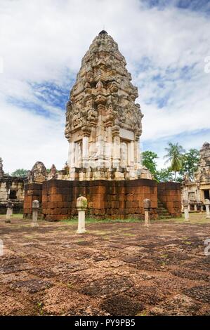 La tour principale et cour intérieure de 11e siècle ancien temple Khmer Prasat Sdok Kok Thom construit en grès rouge et en latérite dans Sa Kaeo province de Thaïlande Banque D'Images