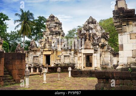 Сourtyard et bibliothèques de 11e siècle ancien temple Khmer Prasat Sdok Kok Thom construit en grès rouge et en latérite dans Sa Kaeo province de Thaïlande Banque D'Images