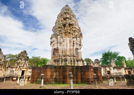 La tour principale et cour intérieure de 11e siècle ancien temple Khmer Prasat Sdok Kok Thom construit en grès rouge et en latérite dans Sa Kaeo province de Thaïlande Banque D'Images