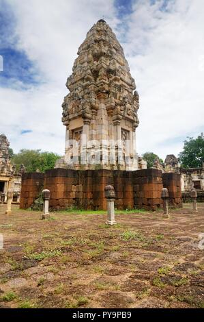 La tour principale et cour intérieure de 11e siècle ancien temple Khmer Prasat Sdok Kok Thom construit en grès rouge et en latérite dans Sa Kaeo province de Thaïlande Banque D'Images