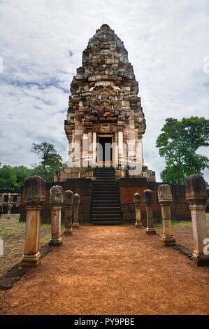 La tour principale et cour intérieure de 11e siècle ancien temple Khmer Prasat Sdok Kok Thom construit en grès rouge et en latérite dans Sa Kaeo province de Thaïlande Banque D'Images