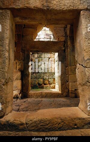 Intérieur de la portes de l'ancien temple Khmer Prasat Sdok Kok Thom construit en grès rouge et en latérite dans Sa Kaeo province de Thaïlande Banque D'Images